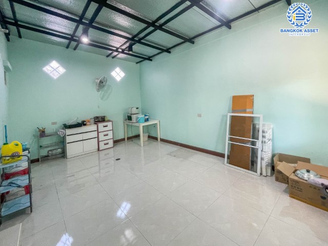 *****ทาวน์เฮ้าส์มือสองย่านนนทบุรี ม.บัวทองพาร์ควิลล์12 กาญจนาภิเษก หลังมุม! เนื้อที่เยอะถึง 37.7 ตร.ว. ฟังก์ชัน 3 ห้องนอน 2 ห้องน้ำ 1 ที่จอดรถ บ้านสภาพเหมือนใหม่  บนทำเลเดินทางสะดวก ใกล้เซ็นทรัลเวสต์เกต เพียง 5 นาทีก็ถึงรถไฟฟ้าสายสีม่วง "สถานีบางพลู"